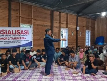 Anggota DPRD Nunukan, H.Firman Latif, mengingatkan dampak alih fungsi lahan pertanian menjadi perkebunan sawit saat menggelar sosialisasi Peraturan Daerah (Perda) Kabupaten Nunukan Nomor 3 Tahun 2024 mengatur tentang Perlindungan Lahan Pertanian Pangan Berkelanjutan (LP2B), di Pulau Sebatik. Dok.DPRD Nunukan.