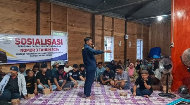 Anggota DPRD Nunukan, H.Firman Latif, mengingatkan dampak alih fungsi lahan pertanian menjadi perkebunan sawit saat menggelar sosialisasi Peraturan Daerah (Perda) Kabupaten Nunukan Nomor 3 Tahun 2024 mengatur tentang Perlindungan Lahan Pertanian Pangan Berkelanjutan (LP2B), di Pulau Sebatik. Dok.DPRD Nunukan.