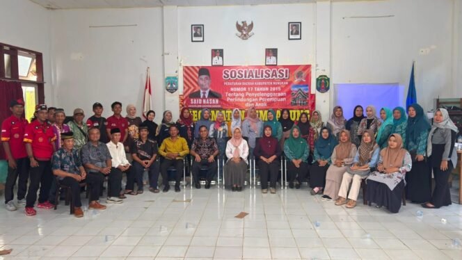 
					Anggota DPRD Nunukan Said Hasan (baju batik di tengah) menggelar Sosialisasi Perda (Sosper) Nomor Nomor 17 Tahun 2015 Tentang Penyelenggaraan Perlindungan Perempuan dan Anak di Kabupaten Nunukan. Dok.DPRD Nunukan.