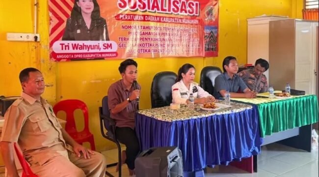 Anggota DPRD Nunukan, Tri Wahyuni, menggelar Sosialisasi Peraturan Daerah (Perda) Nomor 3 Tahun 2021 tentang Fasilitasi Pencegahan dan Penanggulangan terhadap Penyalahgunaan Narkotika, di SMAN 1 Kecamatan Sebuku. Dok. DPRD Nunukan.