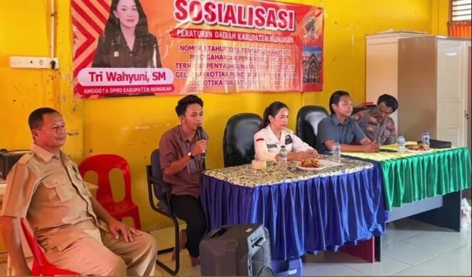 
					Anggota DPRD Nunukan, Tri Wahyuni, menggelar Sosialisasi Peraturan Daerah (Perda) Nomor 3 Tahun 2021 tentang Fasilitasi Pencegahan dan Penanggulangan terhadap Penyalahgunaan Narkotika, di SMAN 1 Kecamatan Sebuku. Dok. DPRD Nunukan.