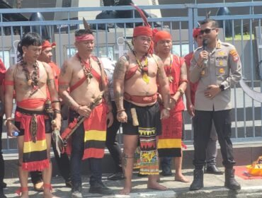 Kapolres Nunukan, AKBP Ruslaeni saat menemui warga Dayak demi memastikan proses hukum bagi pemilik akun medsos yang mengunggah ujaran kebencian dan berpotensi kerusuhan SARA. Kamis (6/8/2026).