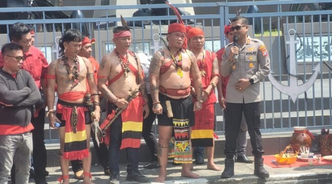 Kapolres Nunukan, AKBP Ruslaeni saat menemui warga Dayak demi memastikan proses hukum bagi pemilik akun medsos yang mengunggah ujaran kebencian dan berpotensi kerusuhan SARA. Kamis (6/8/2026).