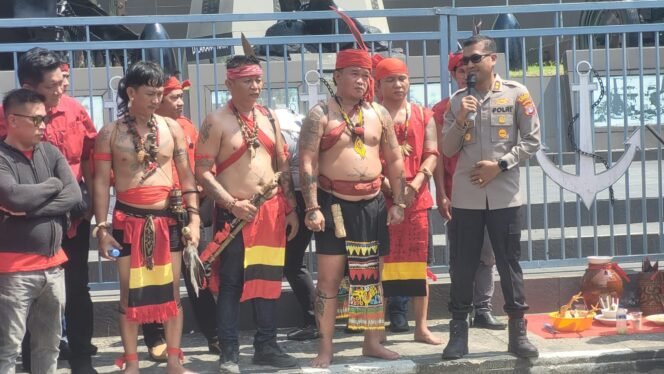 
					Kapolres Nunukan, AKBP Ruslaeni saat menemui warga Dayak demi memastikan proses hukum bagi pemilik akun medsos yang mengunggah ujaran kebencian dan berpotensi kerusuhan SARA. Kamis (6/8/2026).