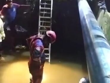 Petugas Damkar berupaya mengevakuasi Dullah, ODGJ Nunukan yang melompat ke sungai diduga ngambek tak diberi makanan. Dok.Disdamkar.