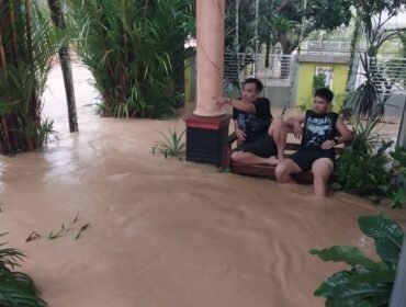 Banjir bandang di Nunukan, Senin (3/8/2026). Warga Sei Bilal duduk di teras rumah sembari menunggu air segera surut. Dok.Budi Anshori.