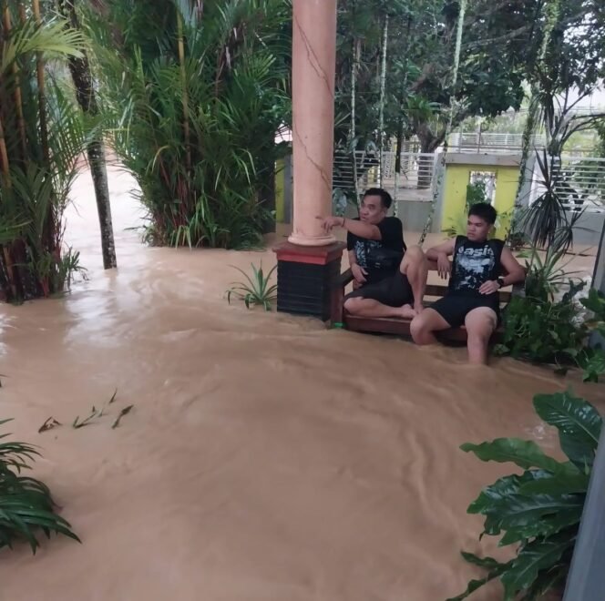 
					Banjir bandang di Nunukan, Senin (3/8/2026). Warga Sei Bilal duduk di teras rumah sembari menunggu air segera surut. Dok.Budi Anshori.