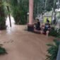 Banjir bandang di Nunukan, Senin (3/8/2026). Warga Sei Bilal duduk di teras rumah sembari menunggu air segera surut. Dok.Budi Anshori.