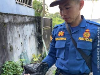 Petugas Damkar menunjukkan gigi palsu Ibu Samsiah (61) yang jatuh dan masuk pipa saluran pembuangan air kotor. Dok.Disdamkar Nunukan.