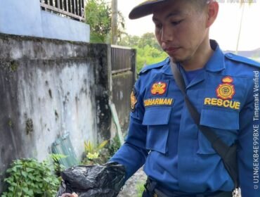 Petugas Damkar menunjukkan gigi palsu Ibu Samsiah (61) yang jatuh dan masuk pipa saluran pembuangan air kotor. Dok.Disdamkar Nunukan.