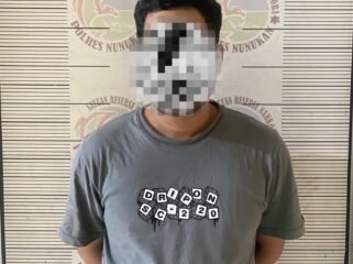 MJ (32) warga Jalan Pangeran Suryanata, RT 006 Kelurahan Selisun, Nunukan Selatan ini, tertangkap tangan menguasai dan mengedarkan narkoba jenis sabu sabu. Dok.Polres Nunukan.