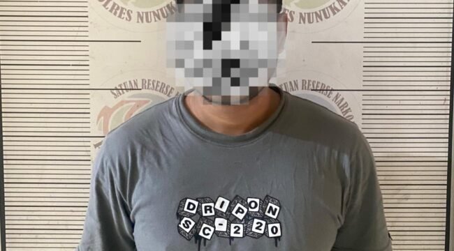 MJ (32) warga Jalan Pangeran Suryanata, RT 006 Kelurahan Selisun, Nunukan Selatan ini, tertangkap tangan menguasai dan mengedarkan narkoba jenis sabu sabu. Dok.Polres Nunukan.