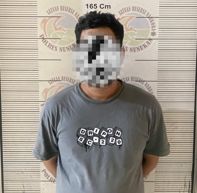 
					MJ (32) warga Jalan Pangeran Suryanata, RT 006 Kelurahan Selisun, Nunukan Selatan ini, tertangkap tangan menguasai dan mengedarkan narkoba jenis sabu sabu. Dok.Polres Nunukan.