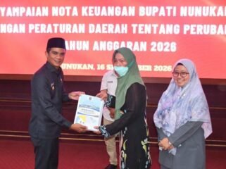 Bupati Nunukan, Irwan Sabri menyerahkan nota keuangan Raperda APBD 2026, dalam Rapat Paripurna yang digelar di Gedung DPRD Nunukan, Rabu (16/9/2026). Dok. Humas DPRD Nunukan.