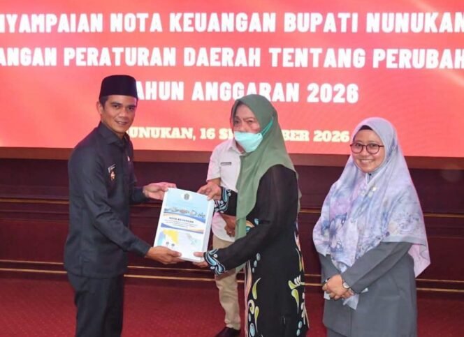 
					Bupati Nunukan, Irwan Sabri menyerahkan nota keuangan Raperda APBD 2026, dalam Rapat Paripurna yang digelar di Gedung DPRD Nunukan, Rabu (16/9/2026). Dok. Humas DPRD Nunukan.