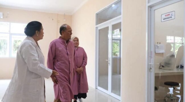 Asisten Pemerintahan dan Kesra, Muhammad Amin, memandu Tim Surveyor LAPRIDA melakukan akreditasi Labkesda Nunukan. Dok.Prokopim Nunukan.