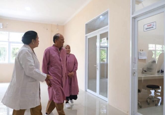 
					Asisten Pemerintahan dan Kesra, Muhammad Amin, memandu Tim Surveyor LAPRIDA melakukan akreditasi Labkesda Nunukan. Dok.Prokopim Nunukan.