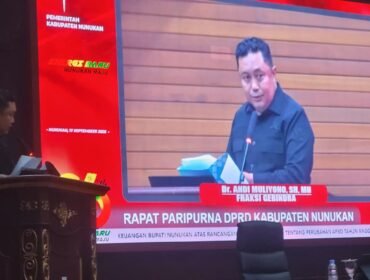 Anggota DPRD Nunukan, Andi Muliyono saat membacakan pandangan Fraksi Gerindera atas Raperda APBDP 2026. Kamis (17/9/2026).