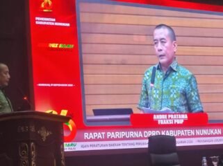 Juru Bicara Fraksi PDIP, Andre Pratama saat membacakan pandangan fraksi atas Raperda APBDP 2026. Kamis (17/9/2026).