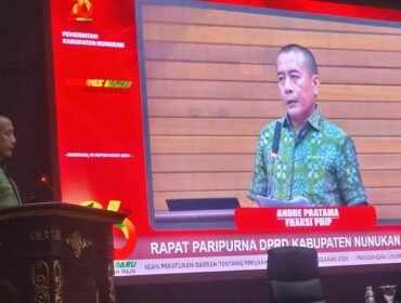 Juru Bicara Fraksi PDIP, Andre Pratama saat membacakan pandangan fraksi atas Raperda APBDP 2026. Kamis (17/9/2026).