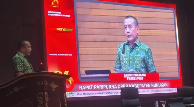 Juru Bicara Fraksi PDIP, Andre Pratama saat membacakan pandangan fraksi atas Raperda APBDP 2026. Kamis (17/9/2026).