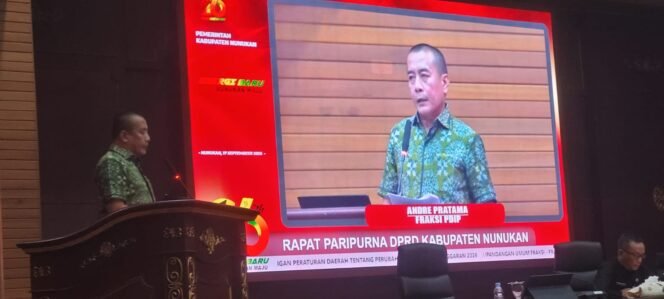 
					Juru Bicara Fraksi PDIP, Andre Pratama saat membacakan pandangan fraksi atas Raperda APBDP 2026. Kamis (17/9/2026).