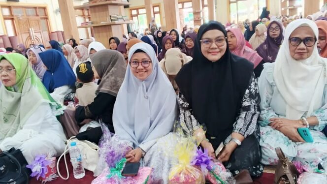 
					Wakil Ketua DPRD Nunukan, Arpiah (Kerudung biru muda) saat menghadiri peringatan Maulid Nabi yang digelar IPHI Nunukan. Dok.DPRD Nunukan.