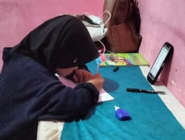 Aktifitas BDR salah satu murid di Nunukan. Mereka terpaksa belajar di rumah akibat polusi asap Karhutla. Dok.Asdar.