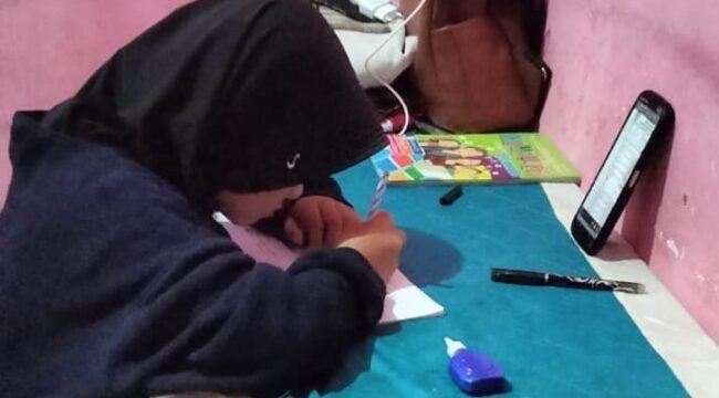 Aktifitas BDR salah satu murid di Nunukan. Mereka terpaksa belajar di rumah akibat polusi asap Karhutla. Dok.Asdar.