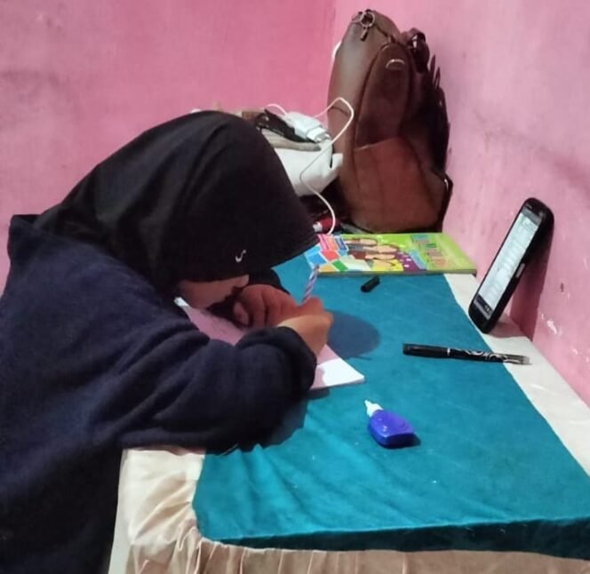 
					Aktifitas BDR salah satu murid di Nunukan. Mereka terpaksa belajar di rumah akibat polusi asap Karhutla. Dok.Asdar.