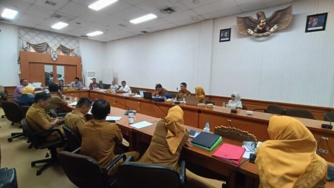 
					Rapat antara DPRD dan Disdik Nunukan, membahas dinamika pendidikan di perbatasan RI - Malaysia. Dok.Taufik.