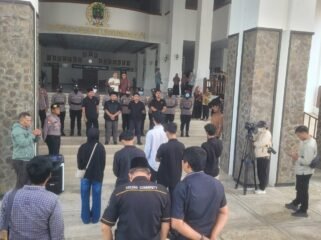 Enam mahasiswa Nunukan datangi gedung DPRD Nunukan, menuntut transparansi penyaluran beasiswa dan asrama yang layak.
