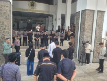Enam mahasiswa Nunukan datangi gedung DPRD Nunukan, menuntut transparansi penyaluran beasiswa dan asrama yang layak.