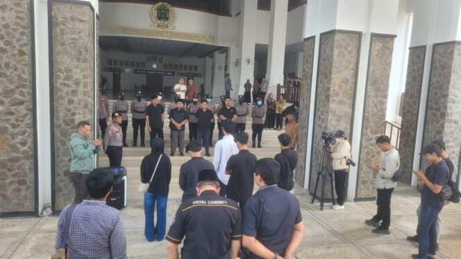 
					Enam mahasiswa Nunukan datangi gedung DPRD Nunukan, menuntut transparansi penyaluran beasiswa dan asrama yang layak.