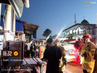 Petugas Damkar memastikan api yang sempat menyala di gardu listrik PLN di Jalan RA Kartini, Nunukan Tengah, benar benar padam. Dok.Disdamkar.