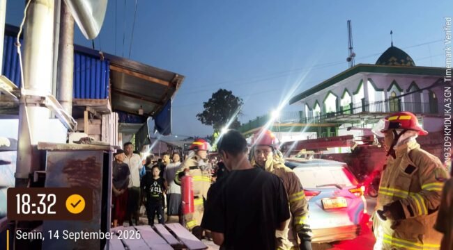 Petugas Damkar memastikan api yang sempat menyala di gardu listrik PLN di Jalan RA Kartini, Nunukan Tengah, benar benar padam. Dok.Disdamkar.
