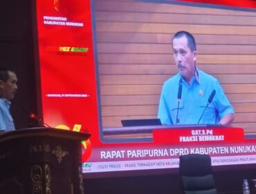 Jubir Fraksi Demokrat DPRD Nunukan, Gat Khaleb membcakan pandangan fraksi menanggapi Raperda APBDP Nunukan 2026. Kamis (17/9/2026).