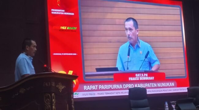 Jubir Fraksi Demokrat DPRD Nunukan, Gat Khaleb membcakan pandangan fraksi menanggapi Raperda APBDP Nunukan 2026. Kamis (17/9/2026).