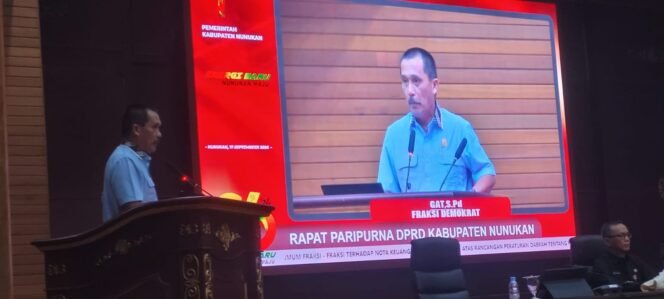 
					Jubir Fraksi Demokrat DPRD Nunukan, Gat Khaleb membcakan pandangan fraksi menanggapi Raperda APBDP Nunukan 2026. Kamis (17/9/2026).