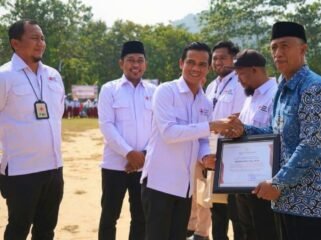 Bupati Nunukan menyerahkan Piagam Penghargaan kepada para pendonor darah terbanyak di HUT 81 PMI di Pulau Sebatik. Dok.Prokopim Nunukan.