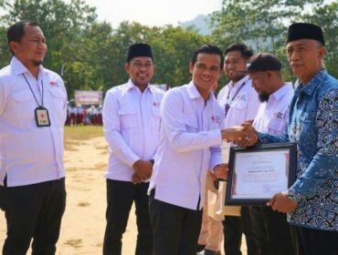 Bupati Nunukan menyerahkan Piagam Penghargaan kepada para pendonor darah terbanyak di HUT 81 PMI di Pulau Sebatik. Dok.Prokopim Nunukan.
