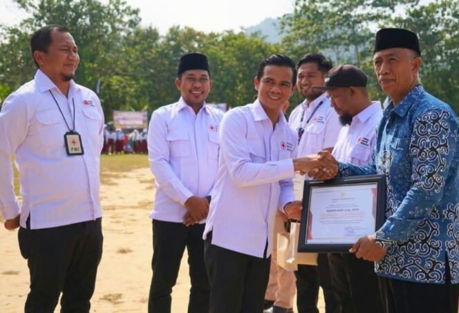 
					Bupati Nunukan menyerahkan Piagam Penghargaan kepada para pendonor darah terbanyak di HUT 81 PMI di Pulau Sebatik. Dok.Prokopim Nunukan.