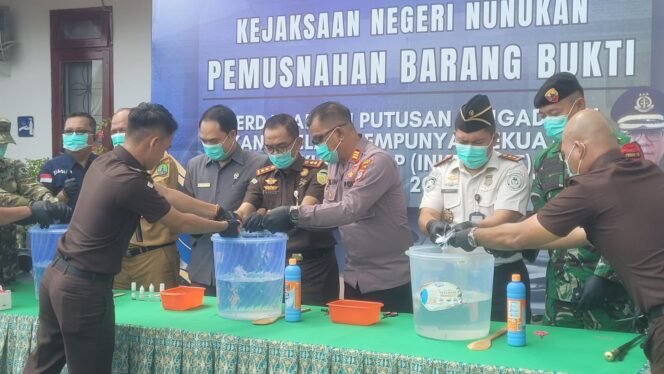 
					Pemusnahan barang bukti 58 kasus pidana di Kejari Nunukan.