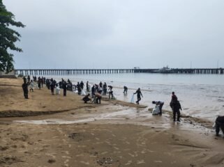 Bersih bersih pantai oleh Prajurit Lanal Nunukan. Giat ini menjadi rangkaian peringatan HUT TNI AL 81 Tahun. Dok.Penerangan LANAL Nunukan.
