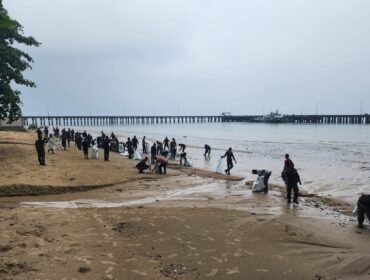Bersih bersih pantai oleh Prajurit Lanal Nunukan. Giat ini menjadi rangkaian peringatan HUT TNI AL 81 Tahun. Dok.Penerangan LANAL Nunukan.