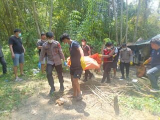 Polisi mengevakuasi jasad laki laki tak dikenal yang tewas membusuk di pondok kebun tengah hutan, di areal Jalan Lingkar, RT 04, Selisun, Nunukan Selatan. Dok.Polres Nunukan.