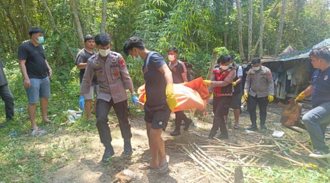 Polisi mengevakuasi jasad laki laki tak dikenal yang tewas membusuk di pondok kebun tengah hutan, di areal Jalan Lingkar, RT 04, Selisun, Nunukan Selatan. Dok.Polres Nunukan.