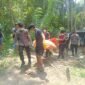 Polisi mengevakuasi jasad laki laki tak dikenal yang tewas membusuk di pondok kebun tengah hutan, di areal Jalan Lingkar, RT 04, Selisun, Nunukan Selatan. Dok.Polres Nunukan.