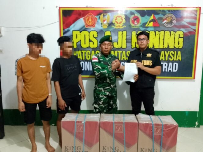 
					Penyerahan barang bukti 3 dus rokok ilegal dan dua pelaku ke Bea Cukai, Nunukan. Dok.Satgas Pamtas Yonkav 8/NSW.