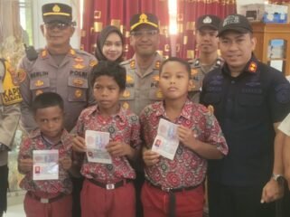 Kapolres Nunukan, AKBP Ruslaeni bersama Kakanim Nunukan, Adrian Soetrisno membagikan 13 PLB kepada anak anak TKI Malaysia yang bersekolah di Pulau Sebatik, Rabu (30/9/2026).